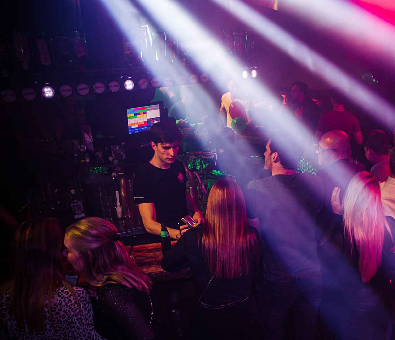 de-drie-gezusters-upstairs-nightlife.jpg
